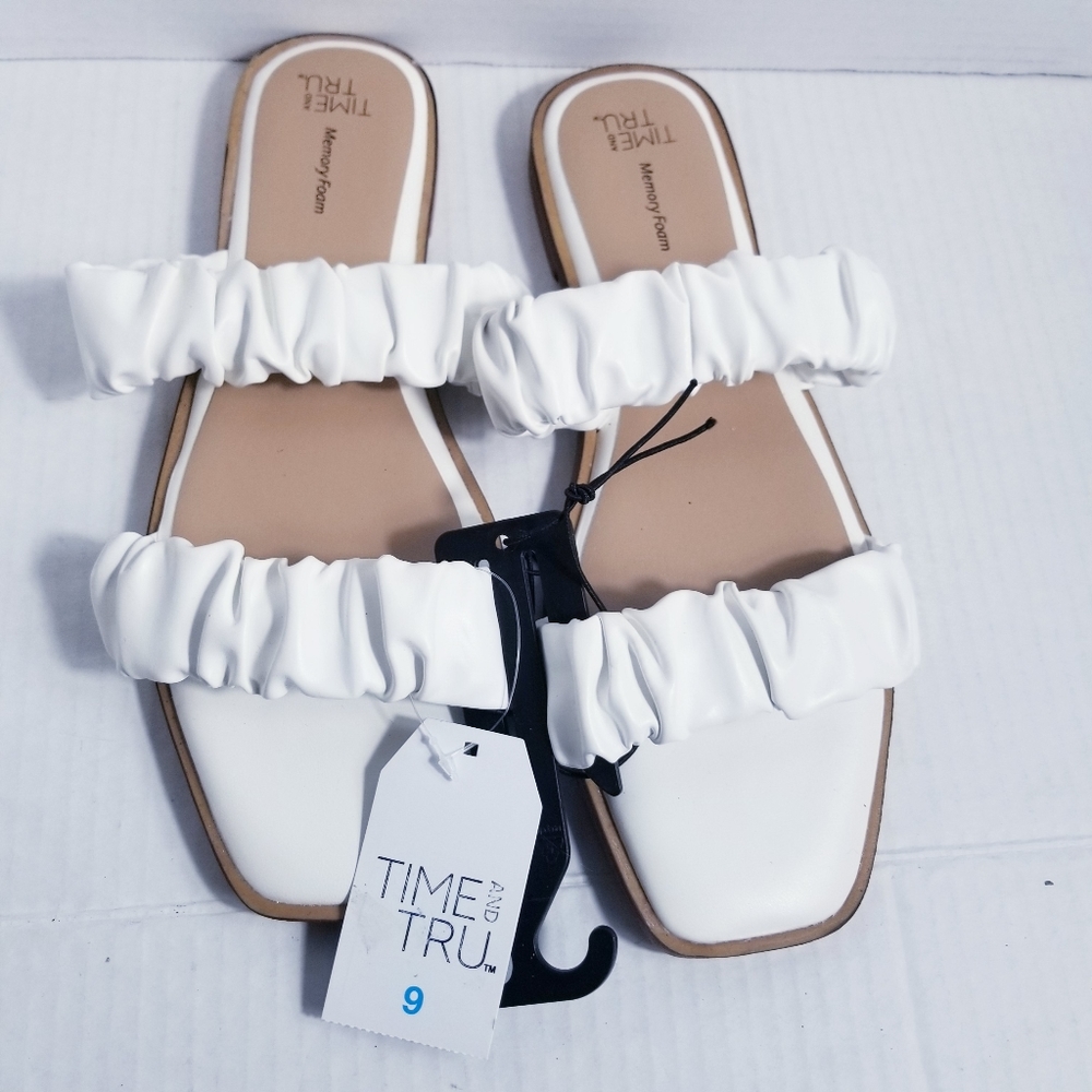 NWT TIME AND TRU WHITE AND DARK TAN SANDAL SIZE 9